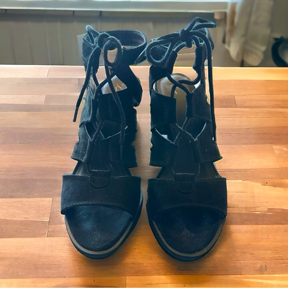 Simply Vera Wing Lace-Up Sviman Black Suede Heels. Like New. - Picture 2 of 4